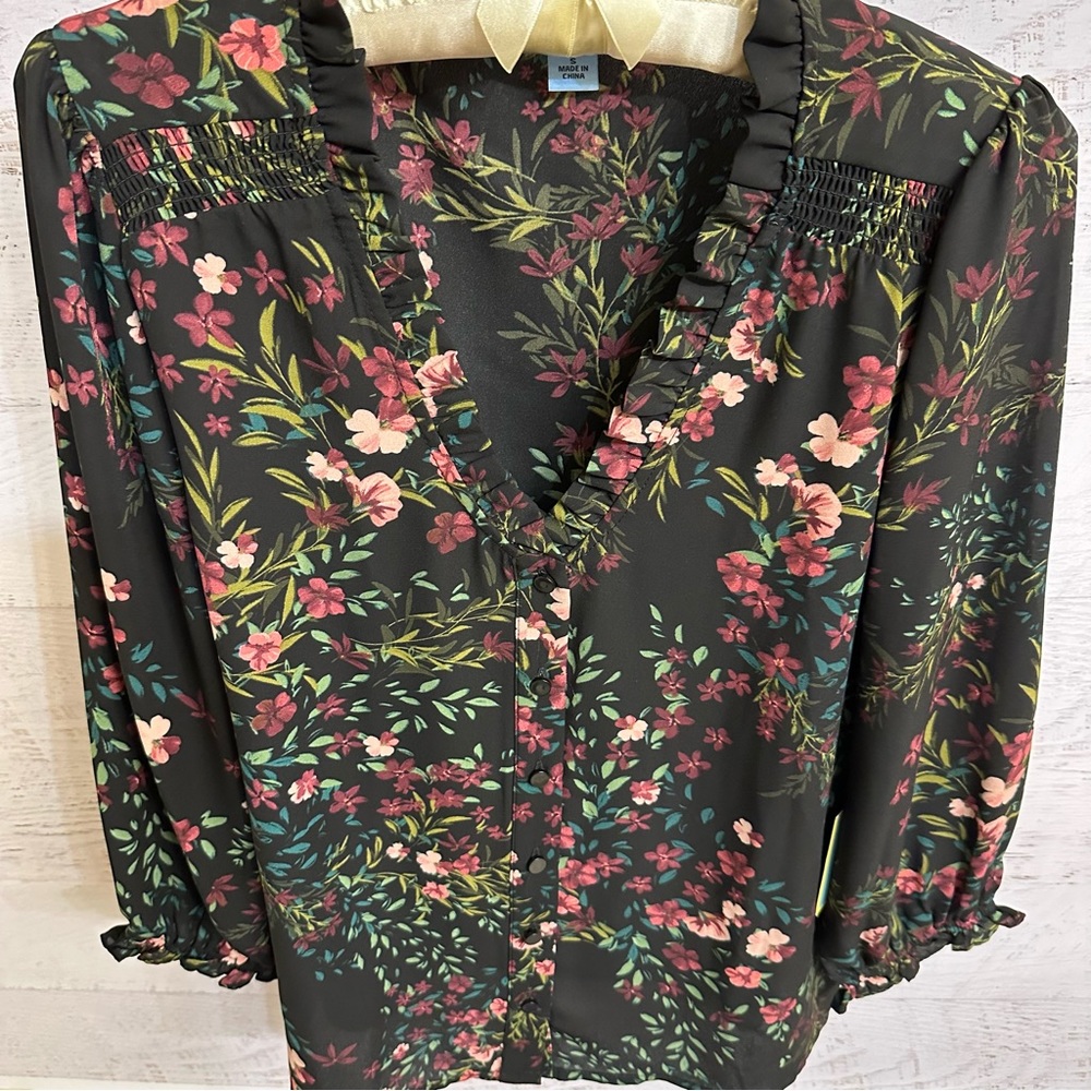 CeCe Women’s Floral Print Ruffled V-Neck Button Front Blouse - Picture 14 of 15